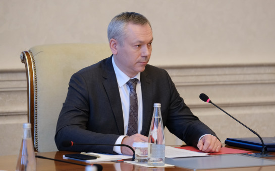 Губернатор Андрей Травников утвердил нормы социального дистанцирования на территории Новосибирской области. Новые правила, исполнение гражданами которых будет препятствовать распространению коронавирусной инфекции в нашем регионе, вступают в силу в 20.00 31 марта. О подписании соответствующего постановления «Об ограничении доступа людей и транспортных средств» №48 Губернатор заявил на внеочередном заседании Правительства региона.
